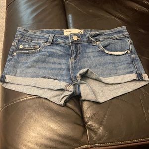 Cute short pant for a nice summer weather.